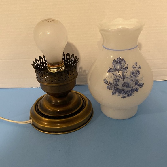 Vintage 11” Floral desk lamp - Picture 4 of 6